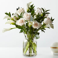 Arrangement de fleurs - roses ivoire & lys calla