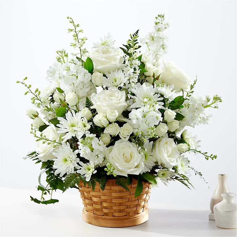 Arrangement de sincères condoléances - panier avec fleurs blanches