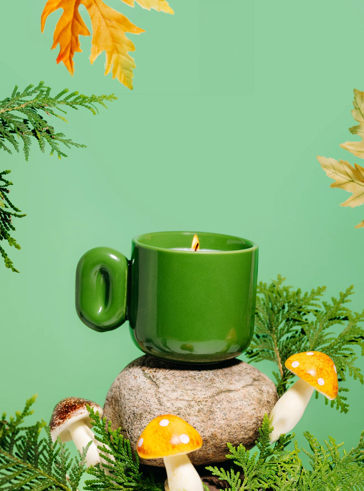 Douceur au bord du lac tasse verte - Cyprès et sel noir - Moonday chandelle