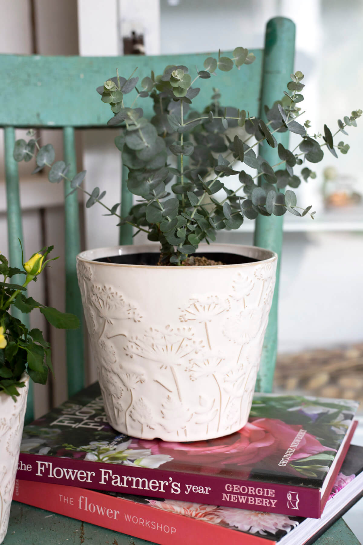 POT DE FLEURS BLANCHES EN RELIEF PETIT 5.25D 4.75H