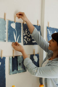 Dimanche 10 aout 2025 13h à 15h30 - Atelier cyanotype : Un ancien procédé photographique qui créé des images uniques en bleu de Prusse - Carole Audran, Artiste photographe
