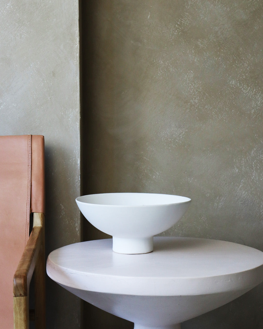 BOWL ON PEDESTAL, WHITE, 9"x3" diam.