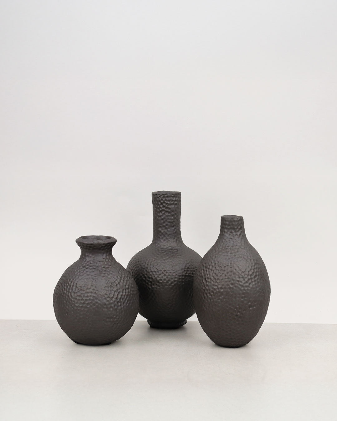 "BUD VASES" MARTELÉ, NOIR, approx. 7¼"x5" 811-016