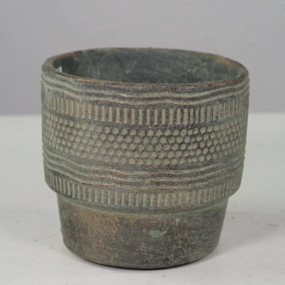 POT EN CIMENT ANTIQUE NOIR/OR 5,1"DX4,7"H (CONVIENT À UN POT DE 4") CE00-200