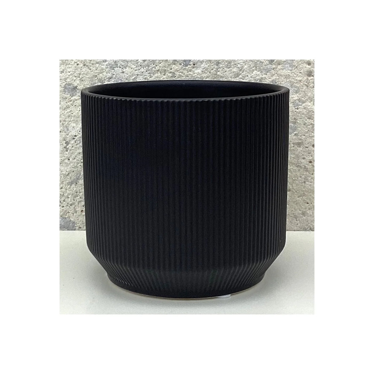 Pot récipient en dolomite noire mat côtelée 4,7" dx 4,3" h (convient aux potaux de 4") - CE00-331