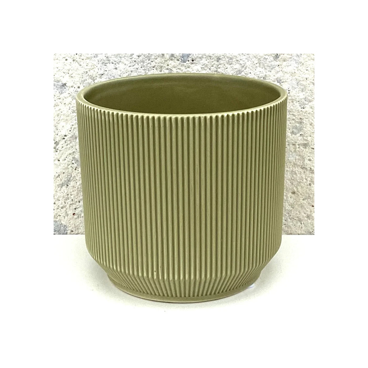 Pot contenant en dolomite vert mat côtelé 4,7" dx 4,3" h (convient aux pot de 4") - CE00-332
