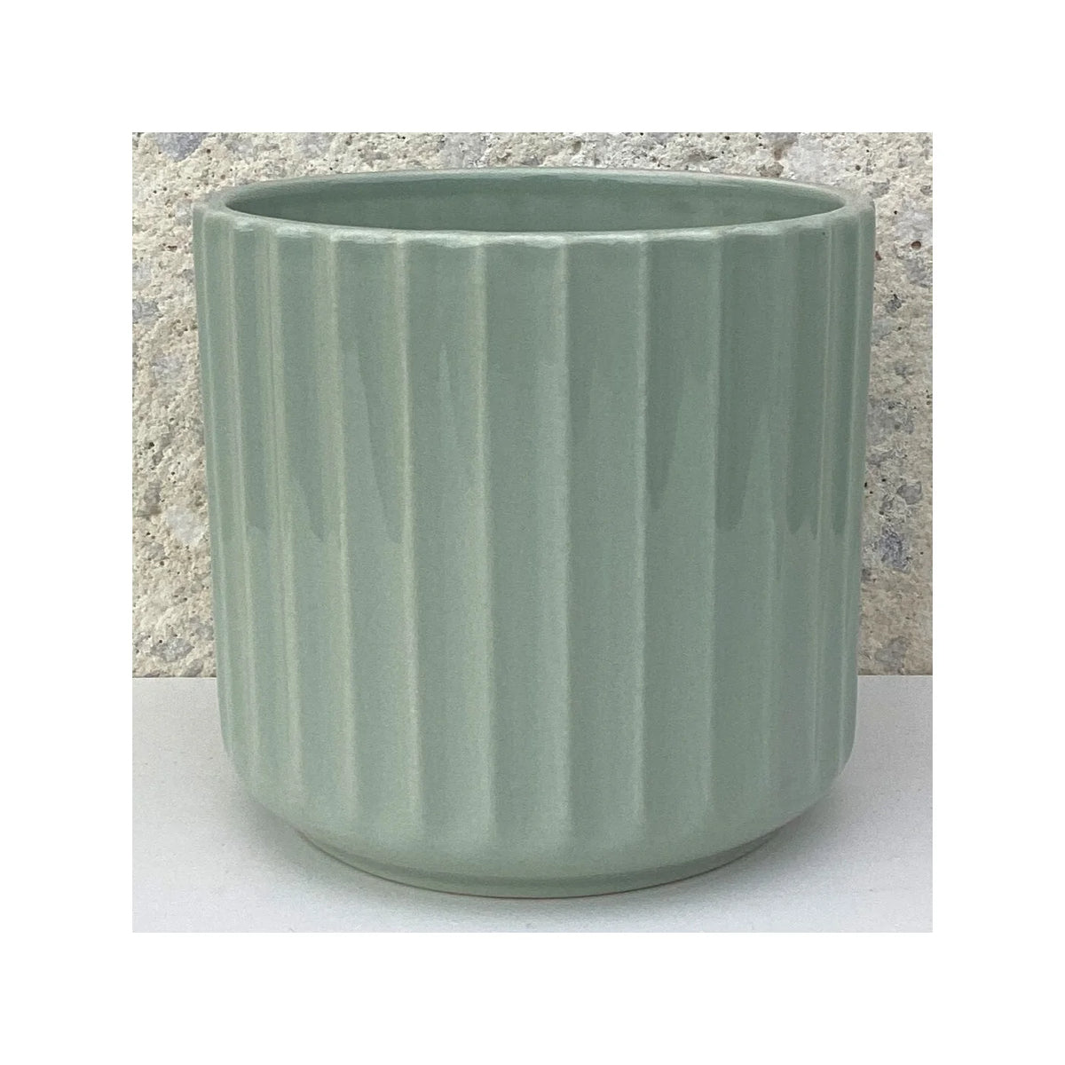 Pot en dolomite côtelée vert sauge brillant (convient aux pots de 10 cm) : 11,9 cm de diamètre x 10,9 cm de hauteur - CE00-376