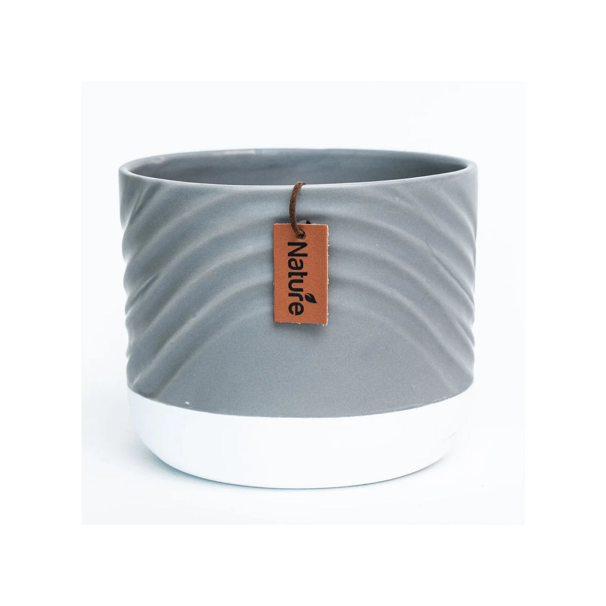 Pot de dolomite Ptd gris de 6,7 po DX5,5 po H avec base blanche et étiquette volante « Nature »