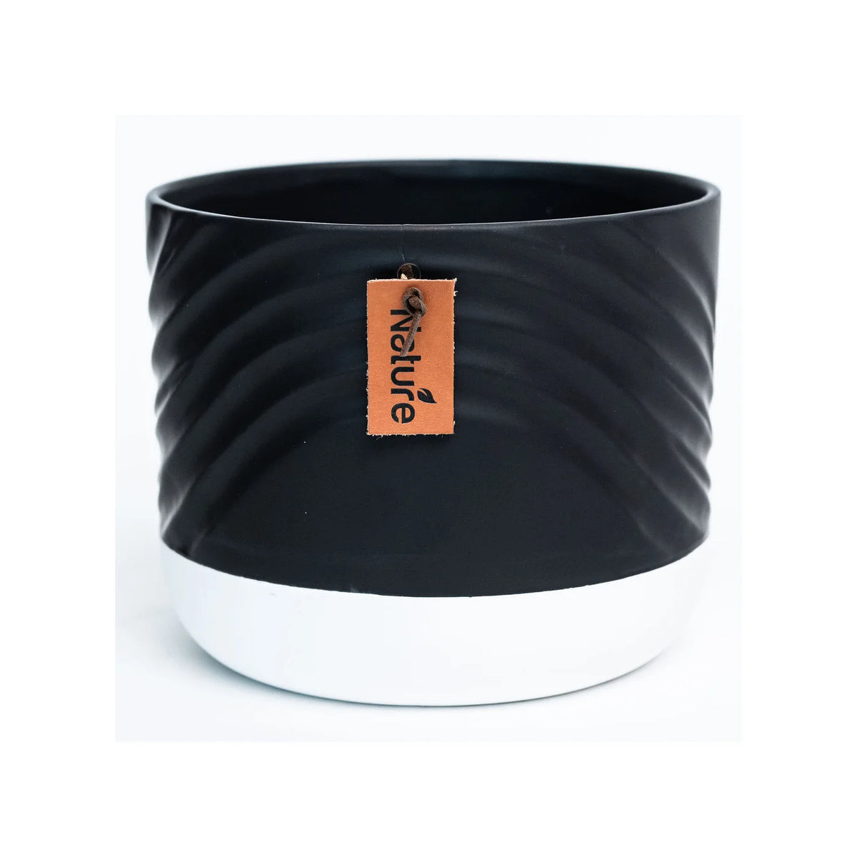 Conteneur de dolomite Ptd noir de 6,7 po DX5,5 po H avec base blanche et étiquette volante « Nature »