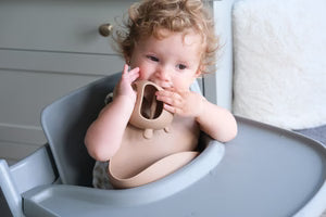 Mitaine de dentition ourson en silicone pour bébé | caramel - Micasso & Co