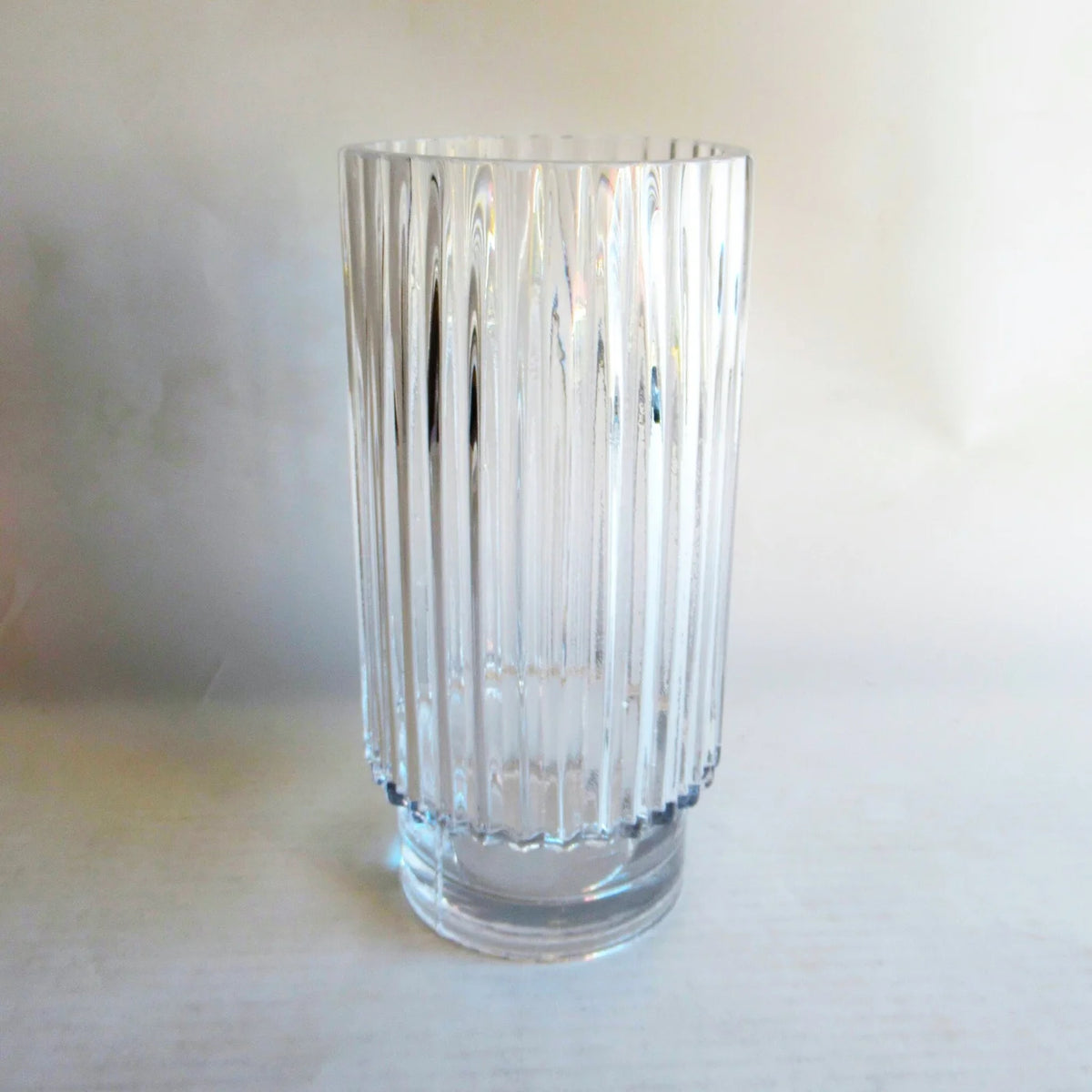 VASE EN VERRE, CYLINDRE CLAIR NERVURÉ, 3,7"X3,1"X7,9"