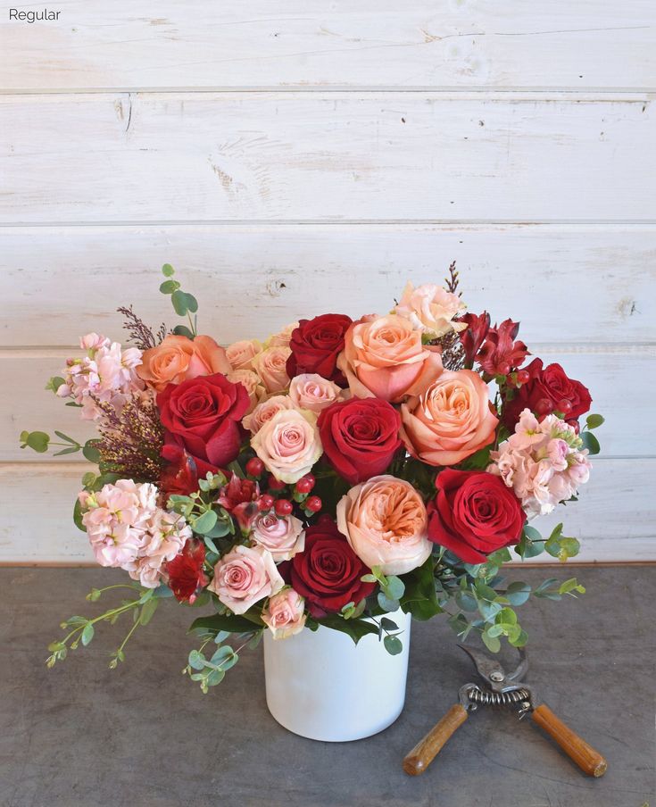 Arrangement de fleurs - pêche + rouge