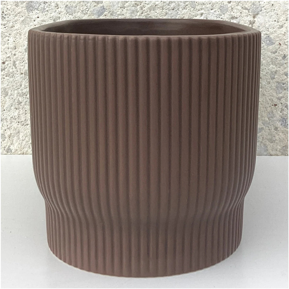 Pot en dolomite brun moka mat (convient aux pots de 10 cm) - 12 cm de diamètre x 11 cm de hauteur - CE00-378