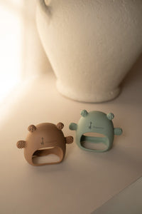 Mitaine de dentition ourson en silicone pour bébé | caramel - Micasso & Co